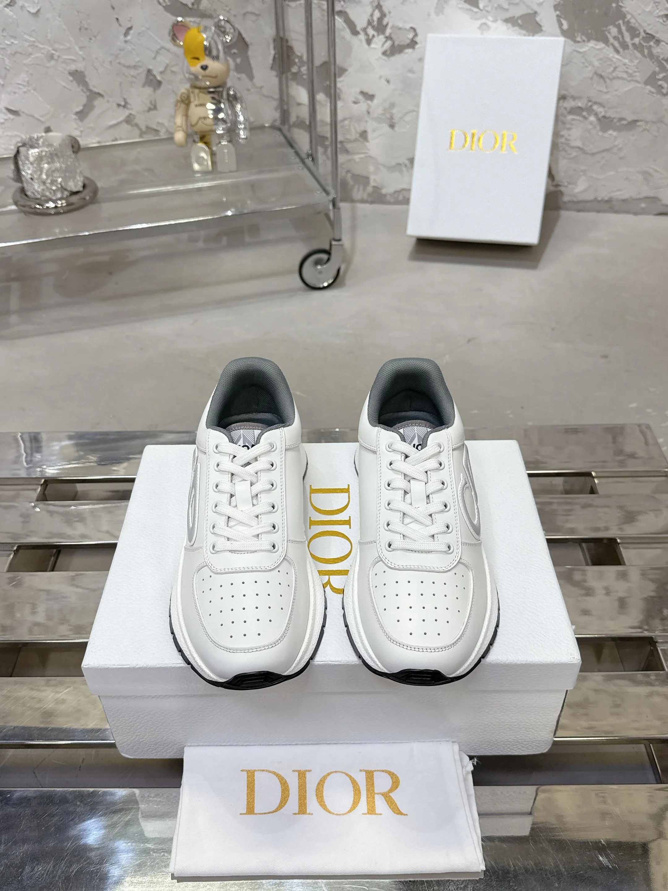 Factory price 680💰 Top version! ! ! Dior Dior's latest Run'n'Dior series, couple's thick-soled casual sneakers, originally purchased, developed and manufactured. This Run'n'Dior reinterprets sports style with an elegant and fashionable shape. The upper is crafted from white mesh fabric and features the Christian Dior Paris signature on the laces and heel. The exquisite two-color sole is light and soft, which can add a high-end temperament to all kinds of casual looks. Exquisite packaging at the delivery counter 🛍📦 ▪️Fabric: Original customized imported first-layer cowhide ▪️Inner lining: Imported original lining ▪️Sole: Original molded non-slip TPU material ▪️Size: Women's 35-41 / Men's 39-46 (Female 40 41 / Men's 38.45.46 customized)